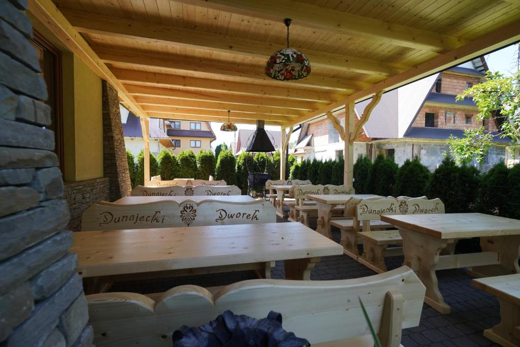 Reštaurácia alebo iné gastronomické zariadenie v ubytovaní Dunajecki Dworek