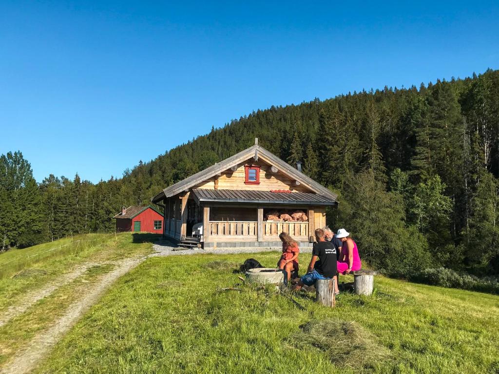 um grupo de pessoas em pé em frente a uma casa em Tjonnas Farm Stay em Sauland