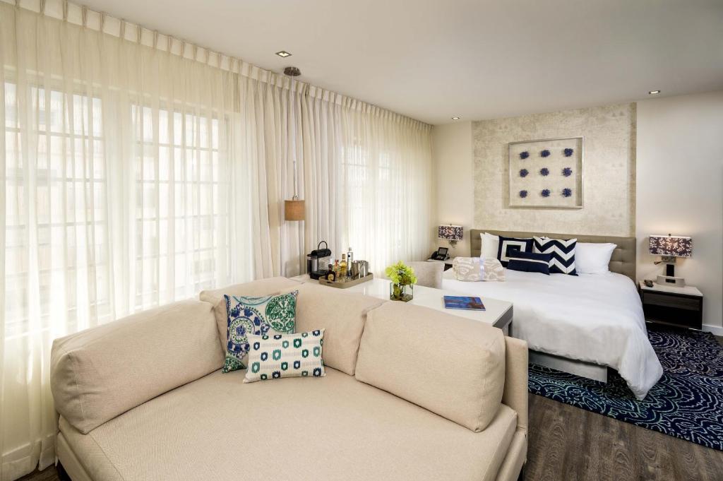 sala de estar con sofá y cama en The Marlin Hotel, en Miami Beach