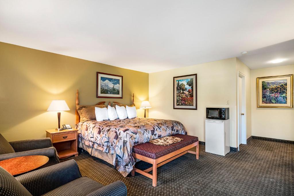 Postel nebo postele na pokoji v ubytování Winnemucca Inn & Casino