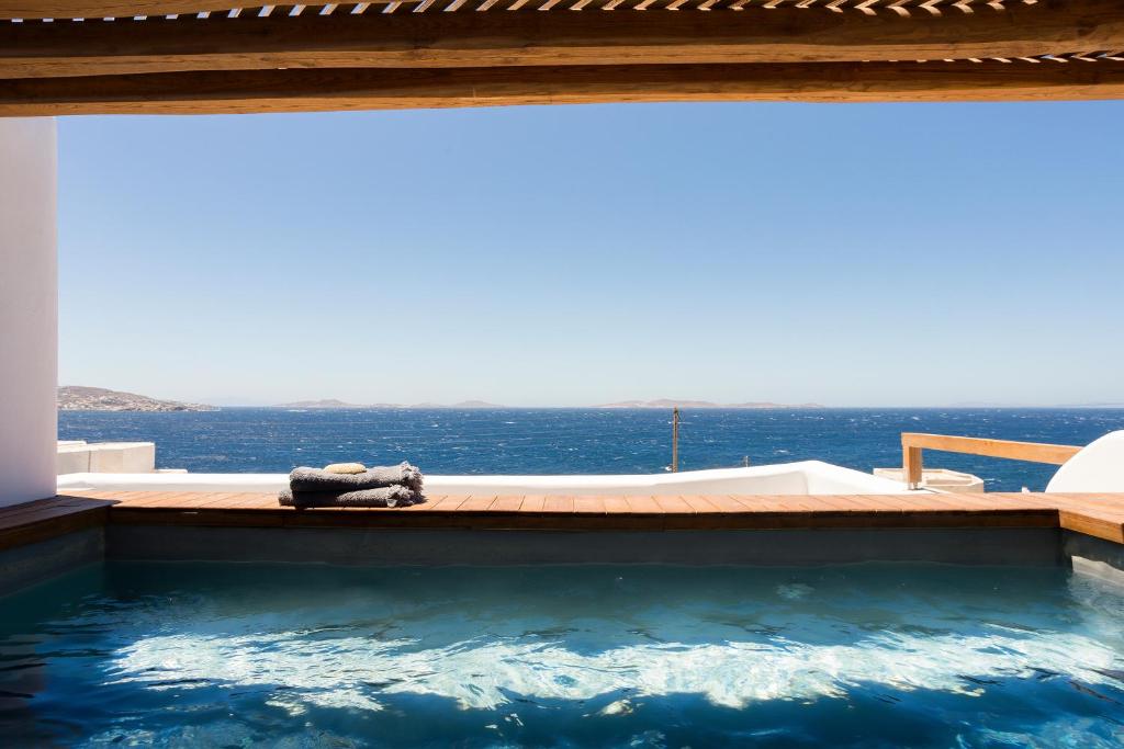Bazén v ubytování Mykonos Soul Luxury Suites nebo v jeho okolí
