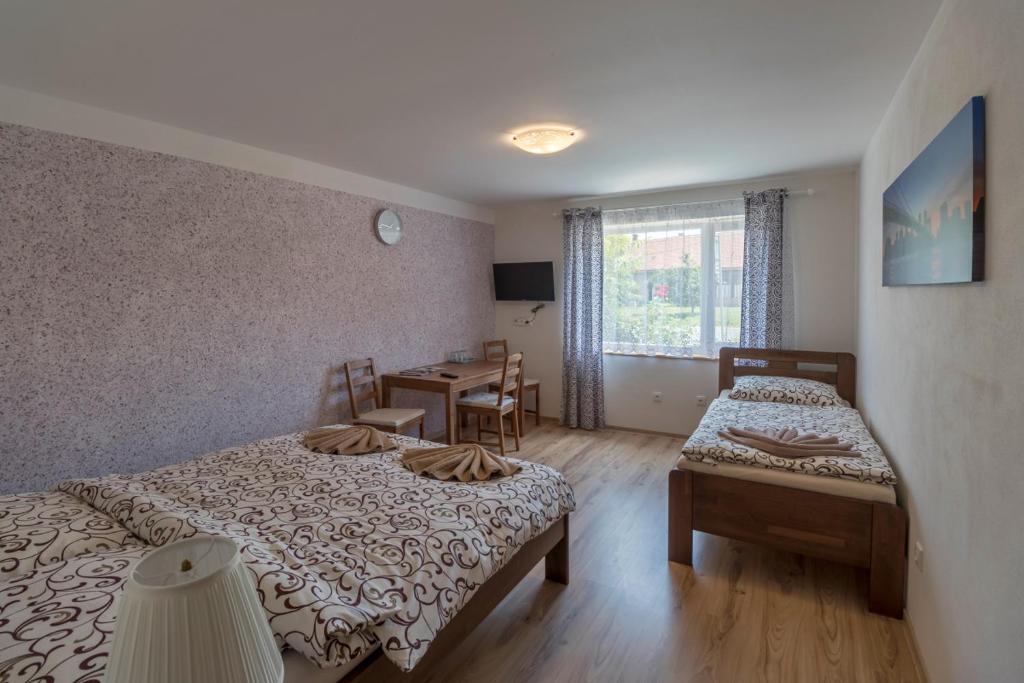 Postel nebo postele na pokoji v ubytování Berunka