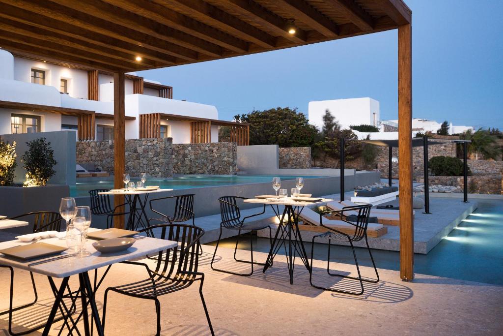 Bazén v ubytování Mykonos Soul Luxury Suites nebo v jeho okolí