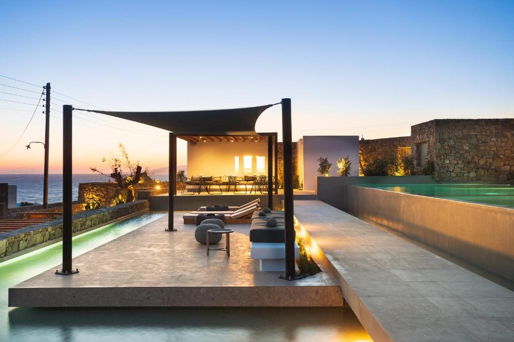 Bazén v ubytování Mykonos Soul Luxury Suites nebo v jeho okolí