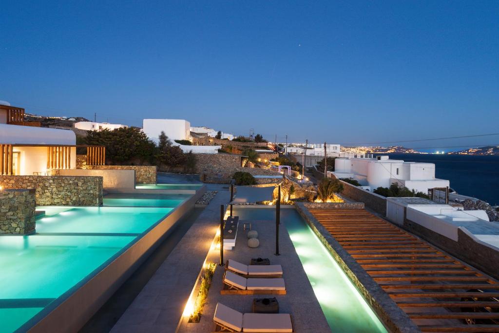 Bazén v ubytování Mykonos Soul Luxury Suites nebo v jeho okolí