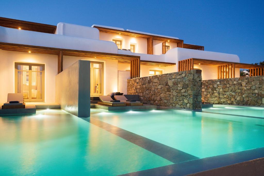 Bazén v ubytování Mykonos Soul Luxury Suites nebo v jeho okolí