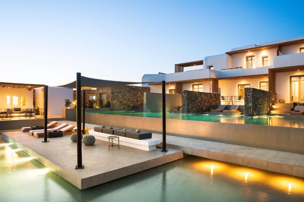 Bazén v ubytování Mykonos Soul Luxury Suites nebo v jeho okolí