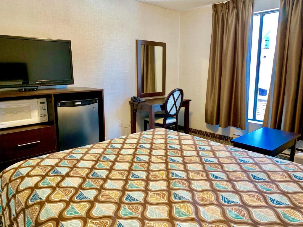 Postel nebo postele na pokoji v ubytování Deluxe Inn
