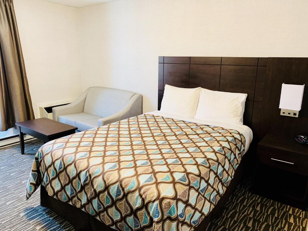Postel nebo postele na pokoji v ubytování Deluxe Inn
