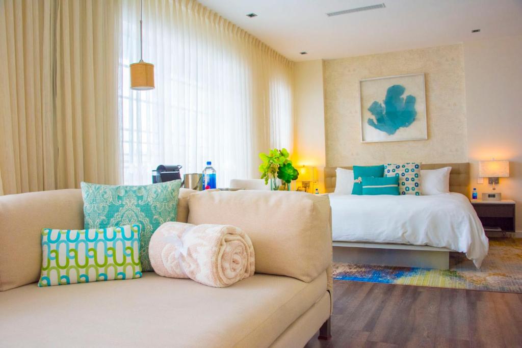 Cama ou camas em um quarto em The Marlin Hotel