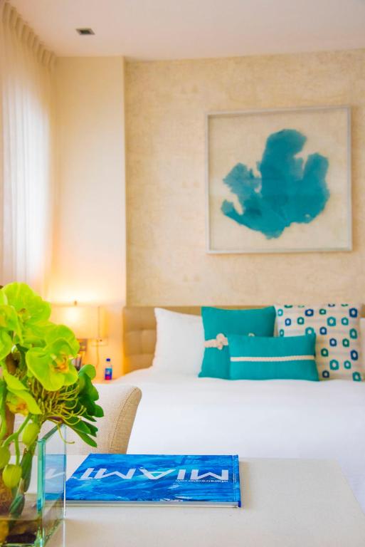 Cama ou camas em um quarto em The Marlin Hotel