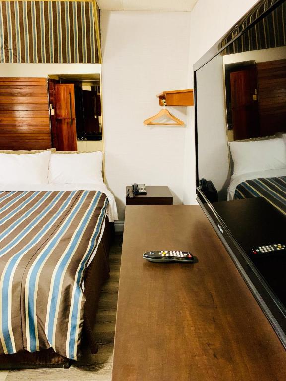 Postel nebo postele na pokoji v ubytování Deluxe Inn