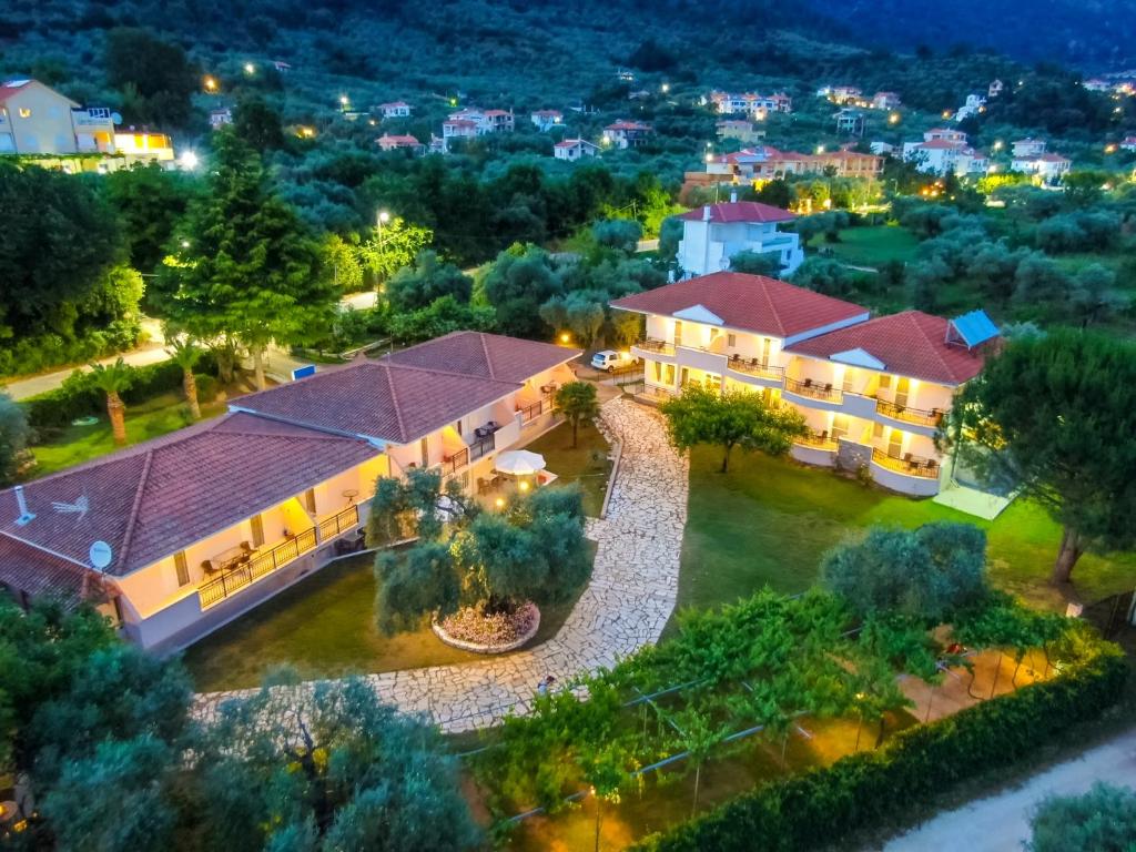 una vista aérea de una casa por la noche en Aneton, en Chrysi Ammoudia