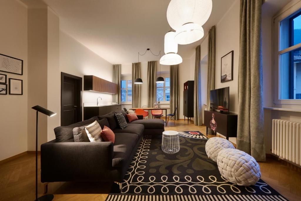 een woonkamer met een bank en een tafel bij Arte Apartments in Bolzano