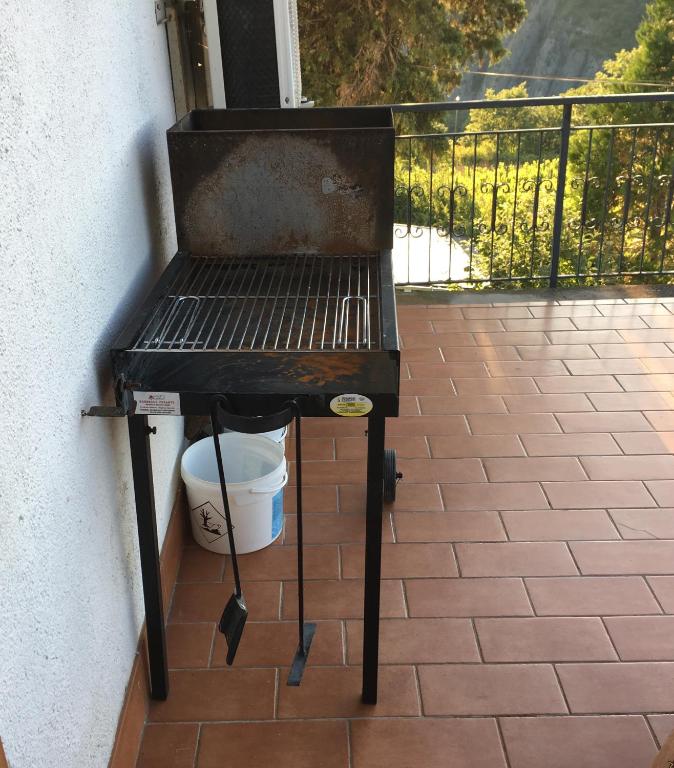 Gril dostupný pro hosty v chaty