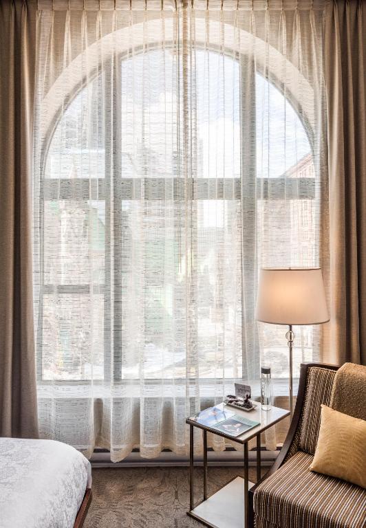 Postel nebo postele na pokoji v ubytování Hôtel Birks Montréal