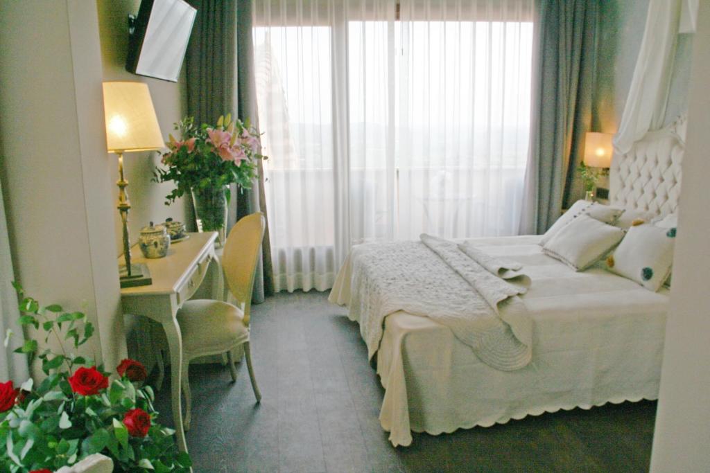 Postel nebo postele na pokoji v ubytování Hotel Castillo de Alquézar