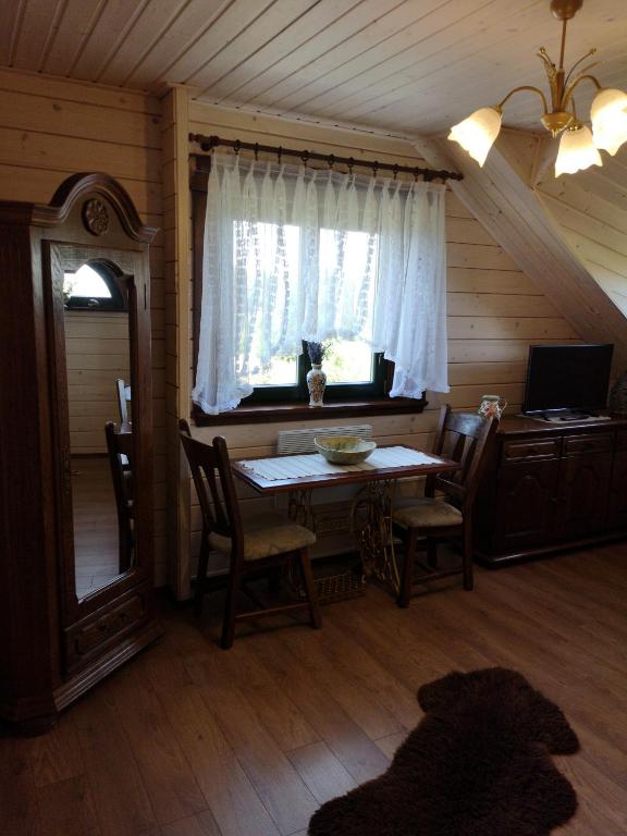 Televízia a/alebo spoločenská miestnosť v ubytovaní Mazurski Staw