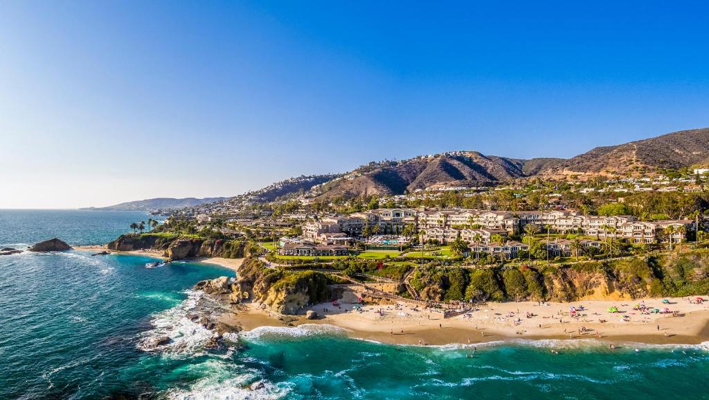 una vista aérea de una playa en Positano en Montage Laguna Beach en Laguna Beach