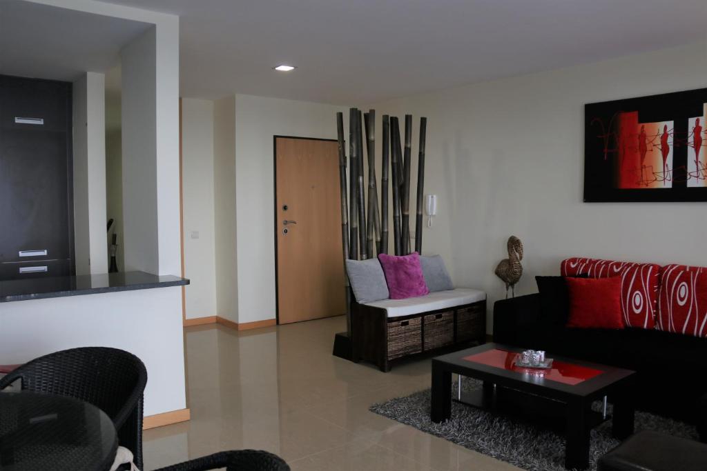 a living room with a couch and a table at Sol Poente Praia Apartment in Apúlia