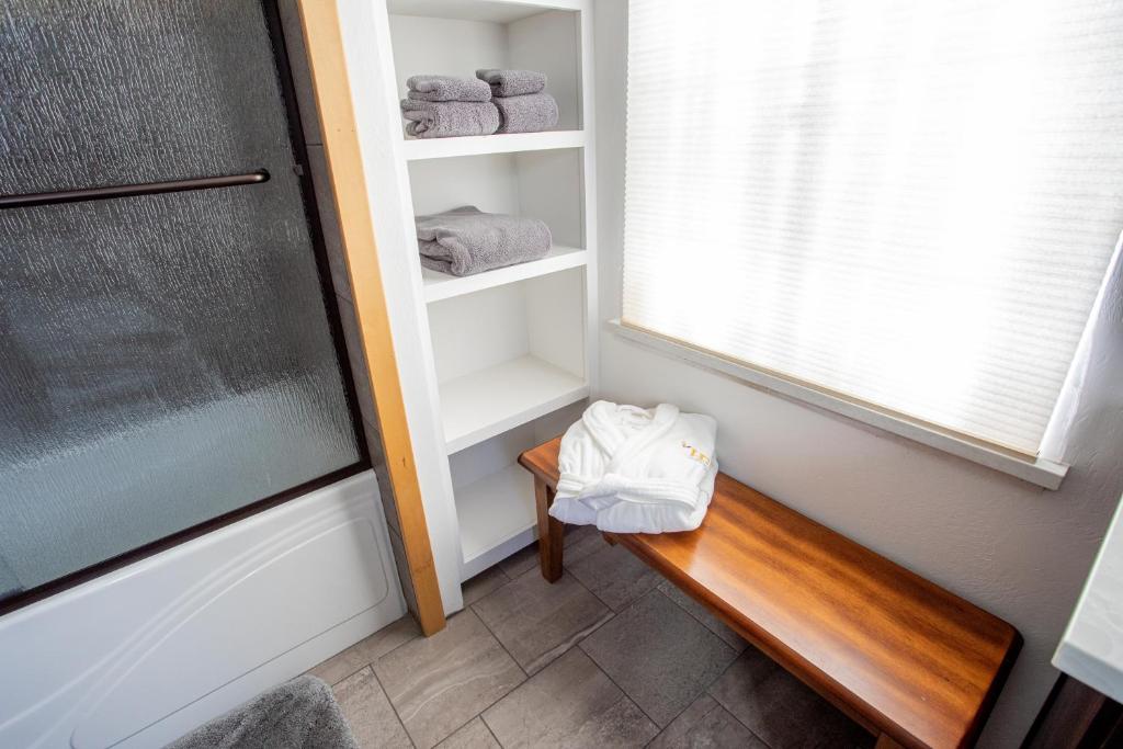 Postel nebo postele na pokoji v ubytování Hummingbird Estate