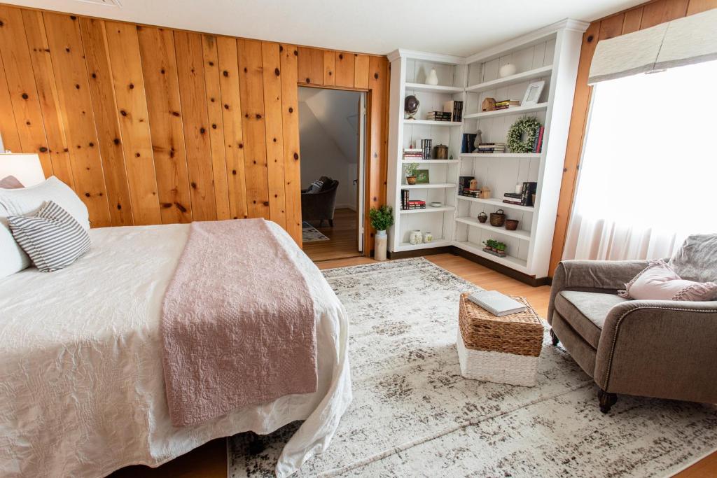 Postel nebo postele na pokoji v ubytování Hummingbird Estate