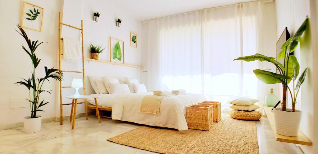 Кровать или кровати в номере ROQUETAS BEACH HOUSE Apartamento fresco con Piscina