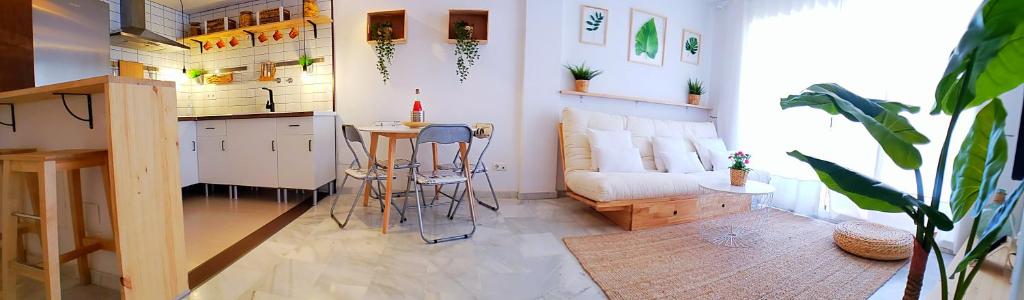 Kuchyň nebo kuchyňský kout v ubytování ROQUETAS BEACH HOUSE Apartamento fresco con Piscina