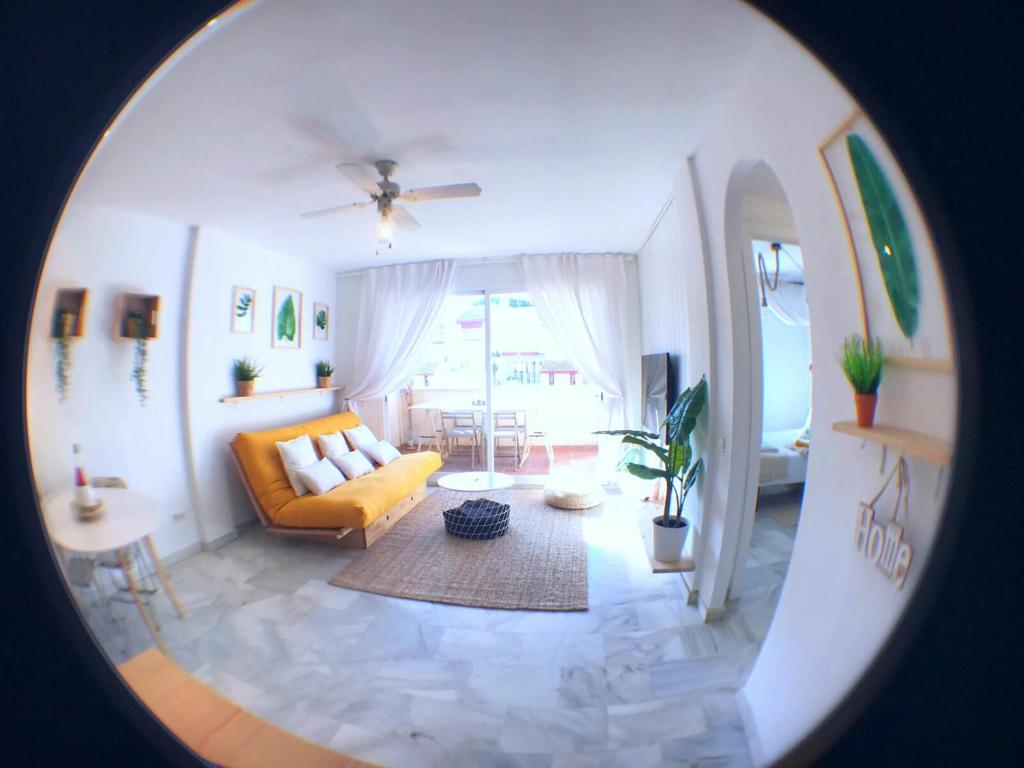 z widokiem na salon z żółtą kanapą w obiekcie BEACH HOUSE - ROQUETAS DE MAR w mieście Roquetas de Mar