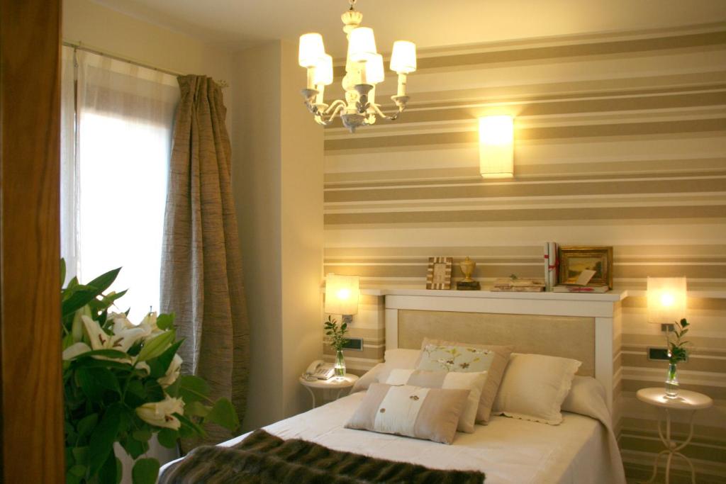 Postel nebo postele na pokoji v ubytování Hotel Castillo de Alquézar