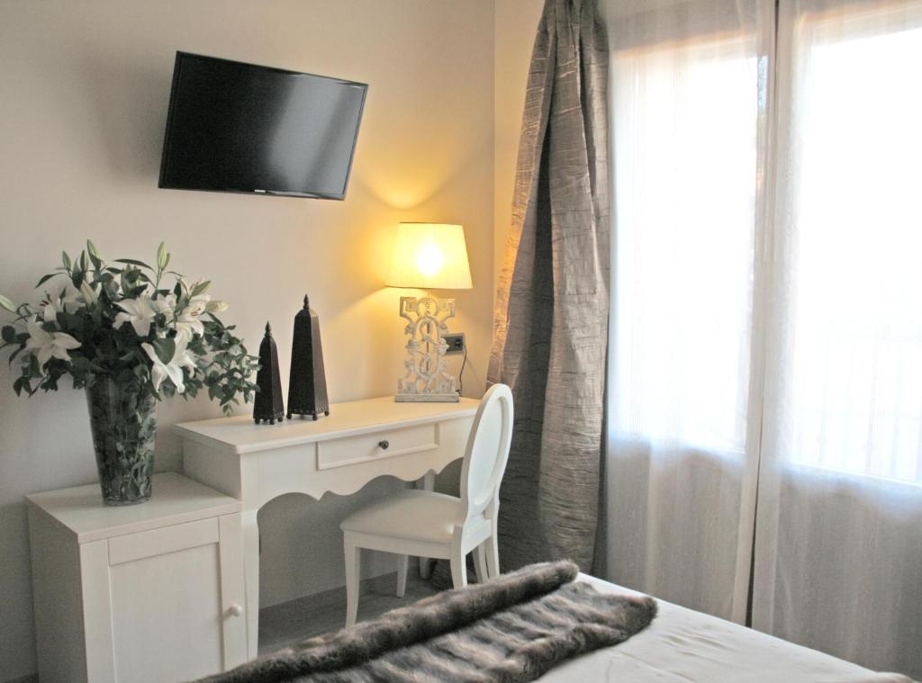 Postel nebo postele na pokoji v ubytování Hotel Castillo de Alquézar