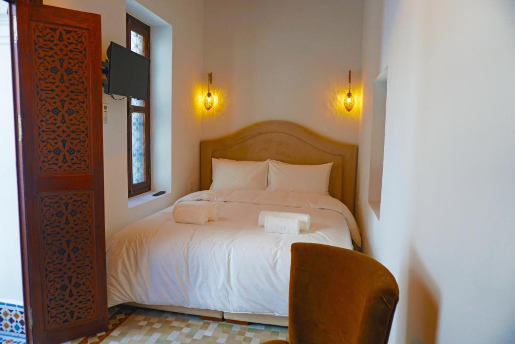Una cama o camas en una habitación de Dar Fama