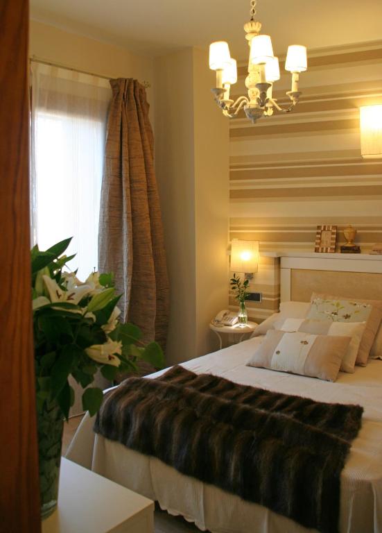 Postel nebo postele na pokoji v ubytování Hotel Castillo de Alquézar