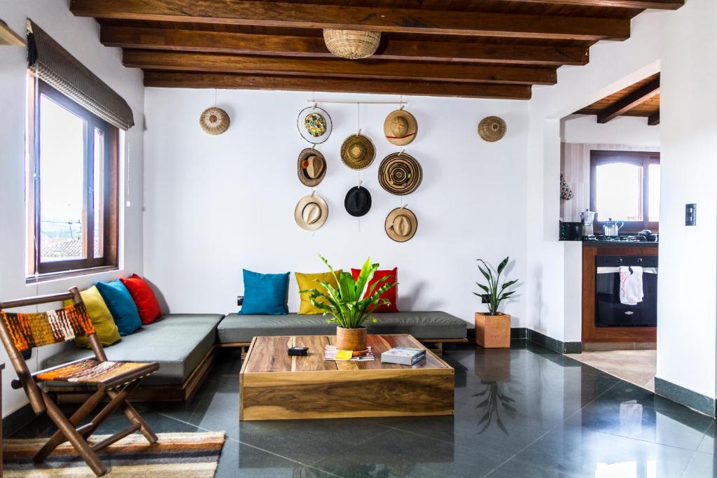 een woonkamer met een bank en een tafel bij Nibiru Hostel in Villa de Leyva