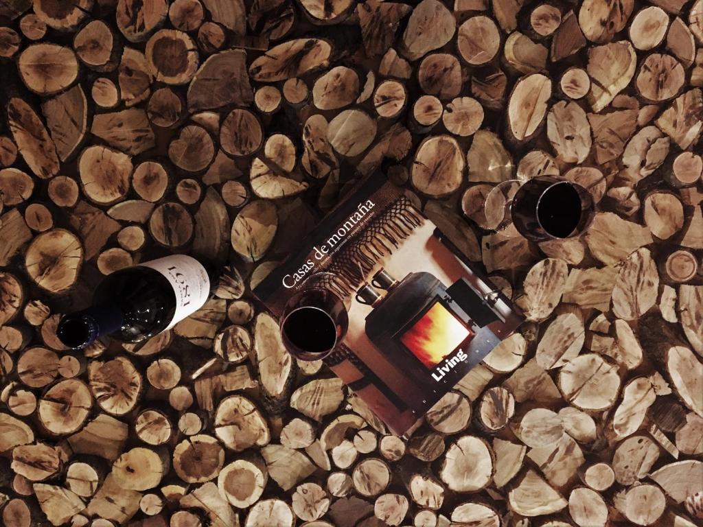 uma garrafa de vinho sentada numa pilha de madeira em Como en casa... en gran Mendoza em Mendoza