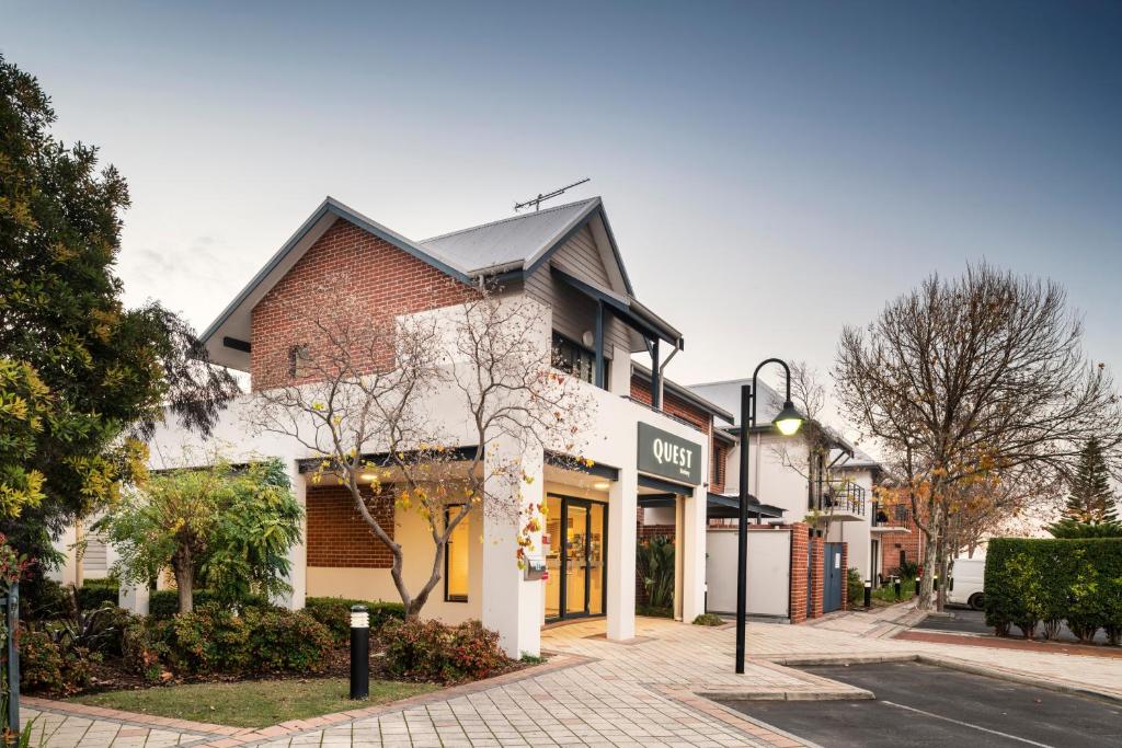 un edificio en una calle con un semáforo en Quest Bunbury en Bunbury