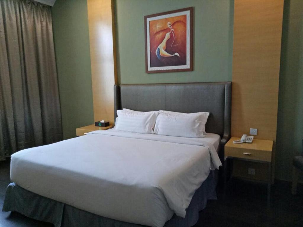 Postel nebo postele na pokoji v ubytování Seri Simanggang Hotel