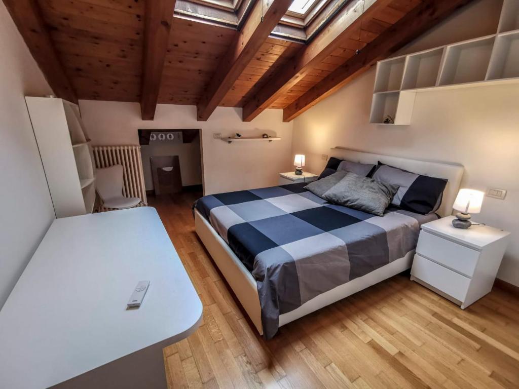 una camera con un letto e due tavoli in una stanza di Calle del Palazzo a Grado