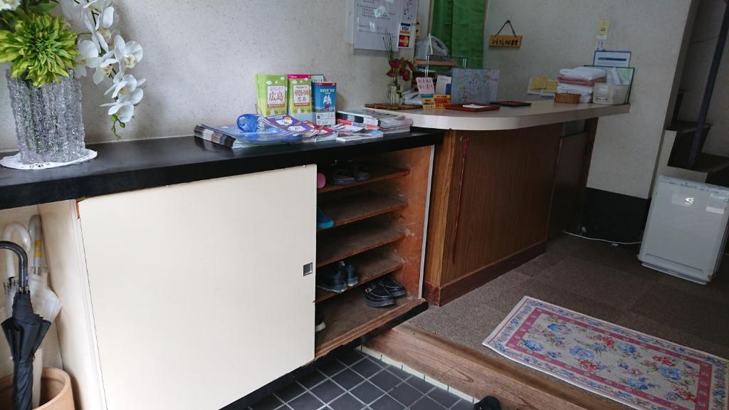 Kuchyň nebo kuchyňský kout v ubytování Kasuga Ryokan