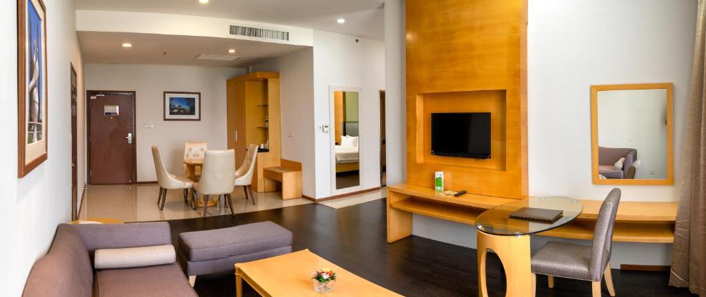 TV a/nebo společenská místnost v ubytování Seri Simanggang Hotel
