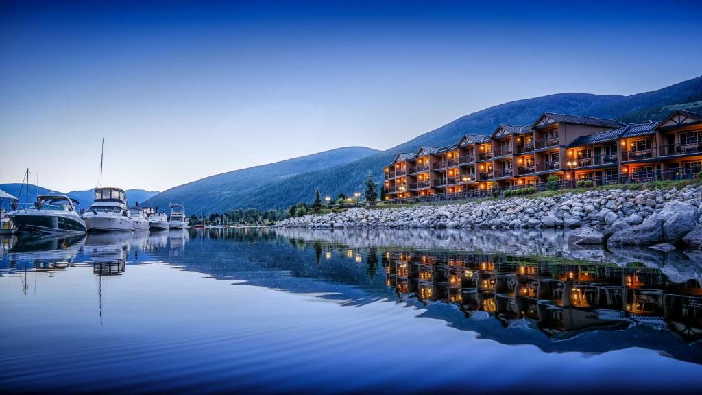 ein Fluss mit Gebäuden und Booten im Wasser in der Unterkunft Prestige Lakeside Resort, WorldHotels Elite in Nelson