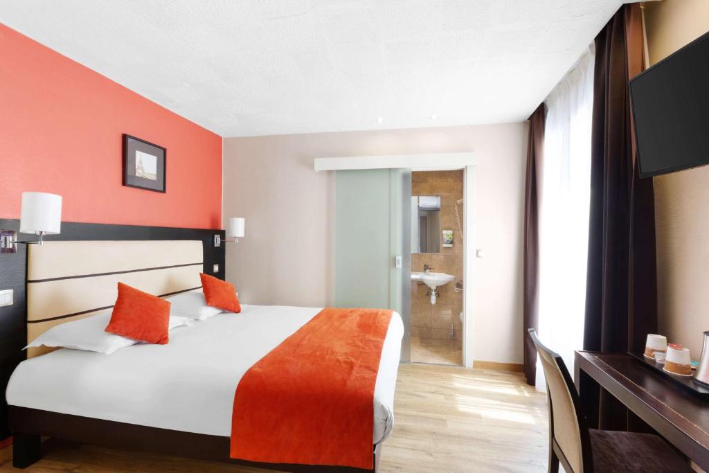 
A bed or beds in a room at Sure Hotel by Best Western Paris Gare du Nord
