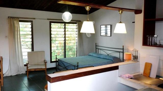 ein Schlafzimmer mit einem Bett in einem Zimmer mit Fenstern in der Unterkunft Slipway Mathra Mini Service Apartment in Daressalam