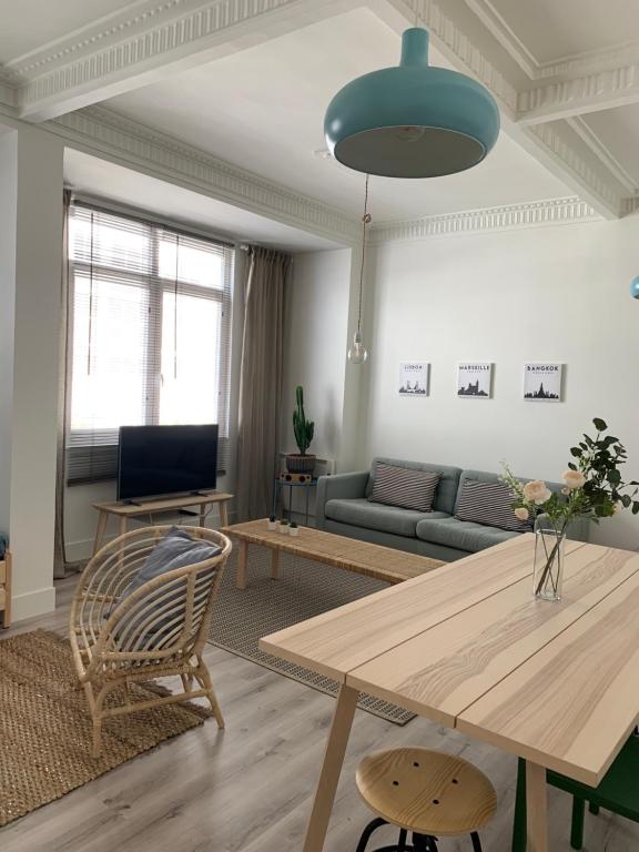 sala de estar con mesa y sofá en Apto Comfortable en María Pita, Centro Ciudad en A Coruña