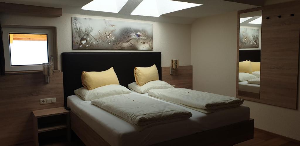 Postel nebo postele na pokoji v ubytování Hotel Montana