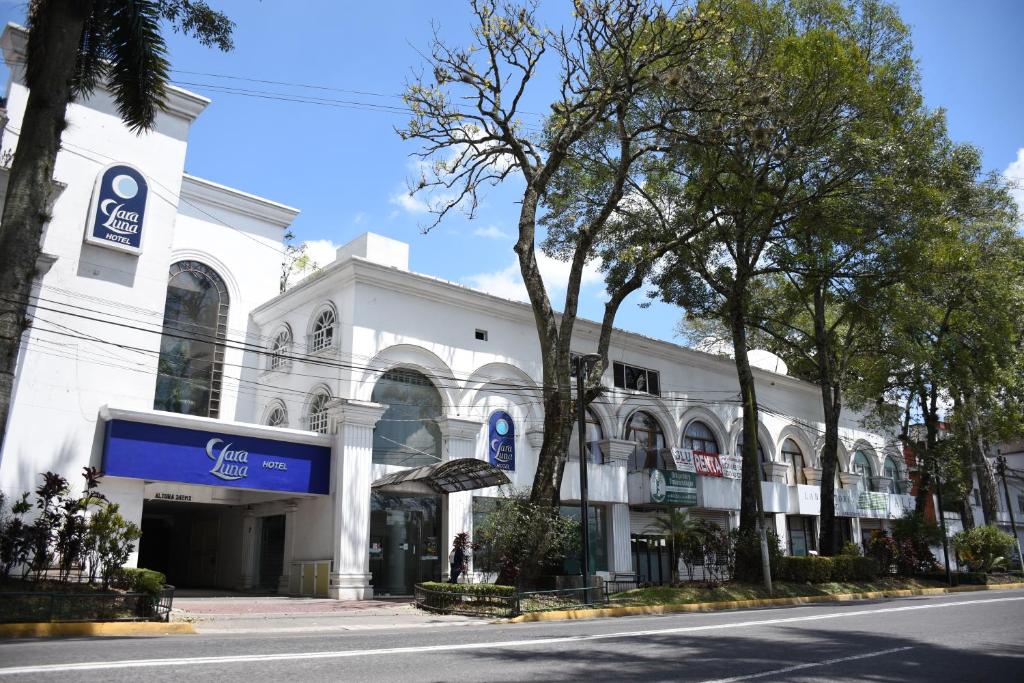 un edificio blanco al lado de una calle en Hotel Clara Luna, en Xalapa