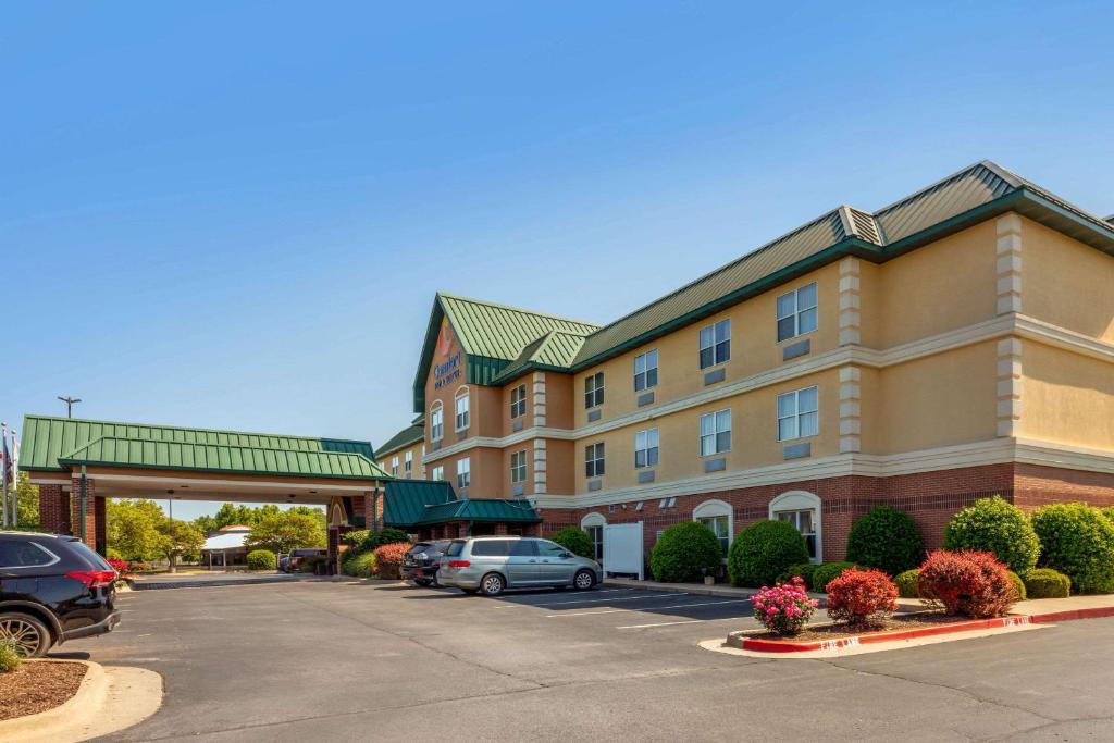 een hotel met auto's geparkeerd op een parkeerplaats bij Comfort Inn & Suites Fayetteville-University Area in Fayetteville