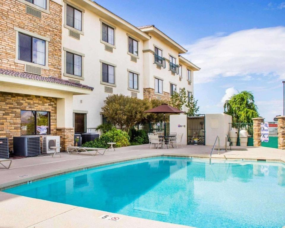 a swimming pool in front of a building at Comfort Inn and Suites Yuma I-8 in Yuma