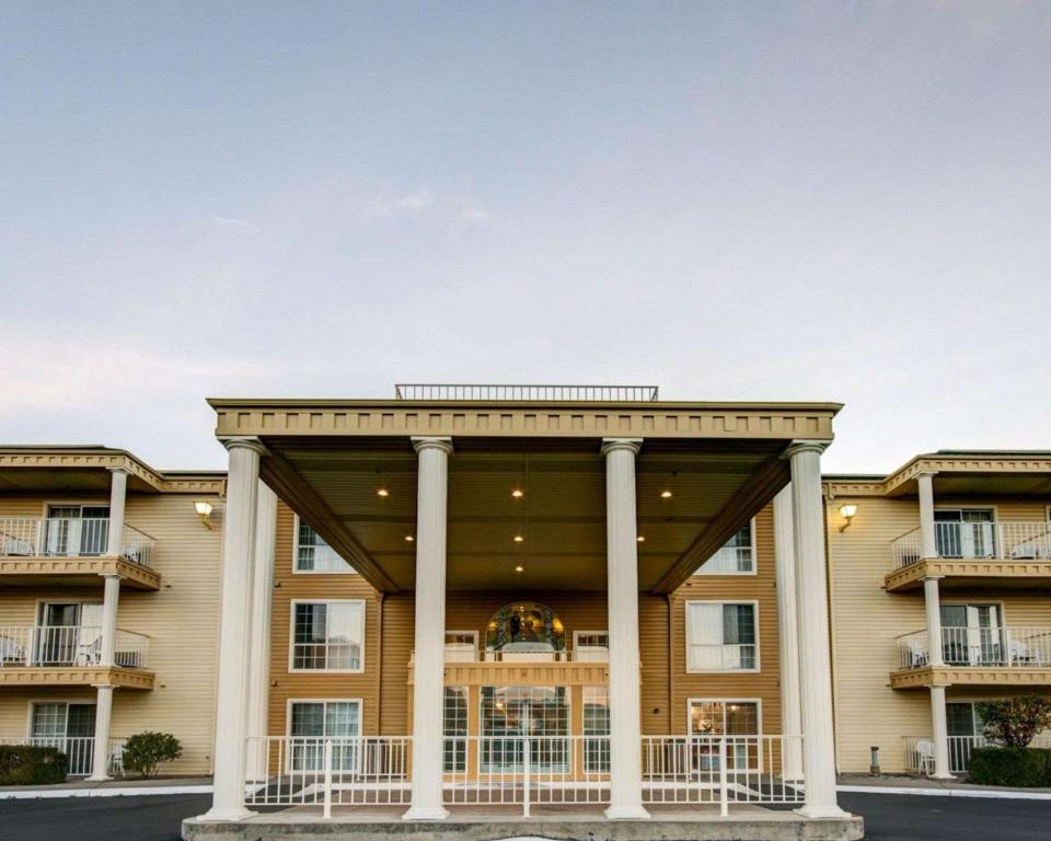 a view of the front of a building with columns at Comfort Inn Redding Near I-5 in Redding
