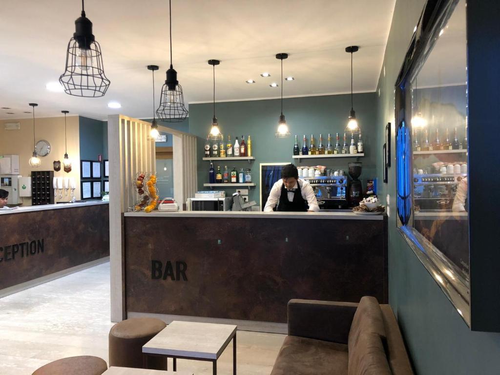 De lounge of bar bij Oasi Village Hotel